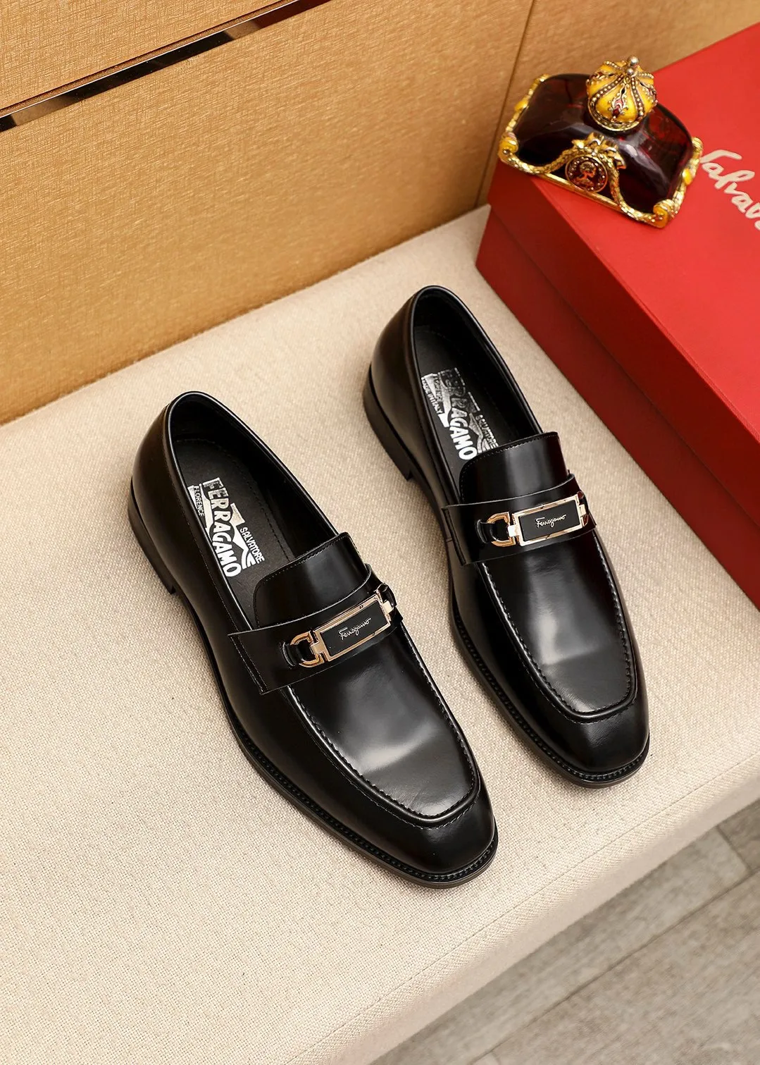 Men's shoes 💰480 💐 Product trademark: Ferragamo "Ferragamo" casual leather shoes Regular size: 38-44 (45.46🉑️customized) Product materials: Selected imported first-layer open-edge beaded cowhide leather upper + luxury hardware buckle, imported water-dyed cowhide leather lining. Strong three-dimensional visual effect, original rubber outsole Color: 1⃣️color optional